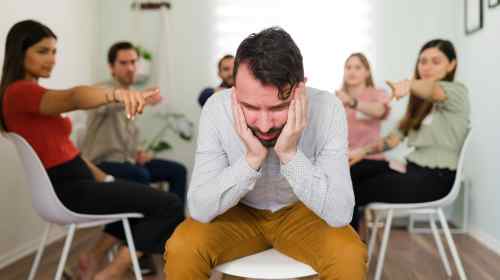 Jak pogodzić się z błędami z przeszłości i uwolnić się od nawiedzenia