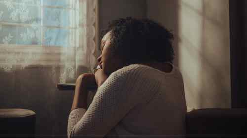 Jak samotność może przyczyniać się do nawiedzenia